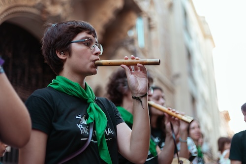 Músics de la Colla Bastonera de Sabadell amb gralles i tabals
