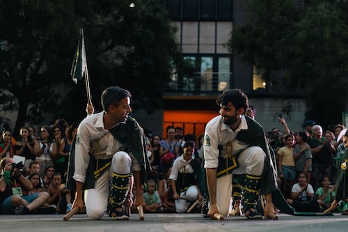 Colla de Joves i Grans ballant bastons